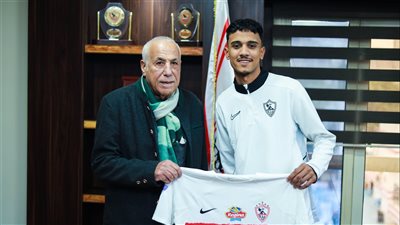 حسين لبيب يستقبل مشجع الزمالك في مكتبه