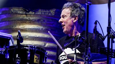 وفاة عازف طبول الروك الأسطوري روب هيرست بعد صراع مع سرطان البنكرياس