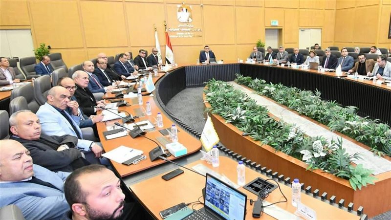 وزير الإسكان يتابع