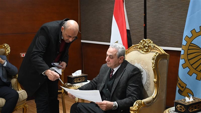 محافظ الغربية يضع