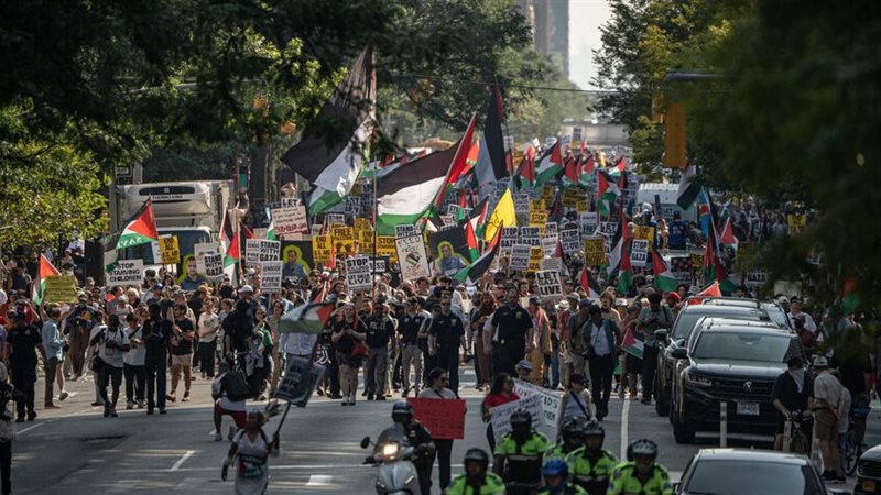 متظاهرون مؤيدون للفلسطينيين