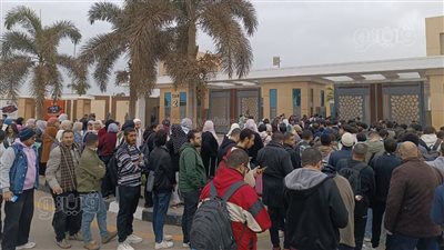 زحام على منافذ تذاكر معرض القاهرة للكتاب قبل فتح بوابات الدخول (صور)