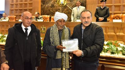 محافظ أسيوط يكرم مسن تسعيني تحدى الأمية ويسلمه شهادة تقدير (فيديو) 