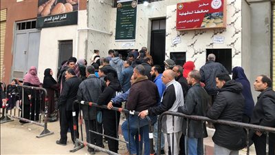  زحام المواطنين أمام مخبز المحافظة الكبير في ثاني أيام التشغيل بالمنصورة