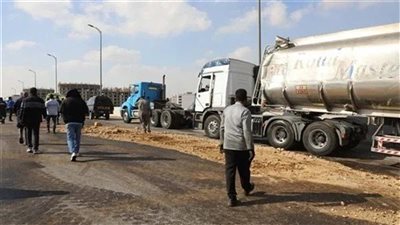 أول تعليق من وزارة البترول على حادث تصادم طريق حقول الصحراء الغربية 