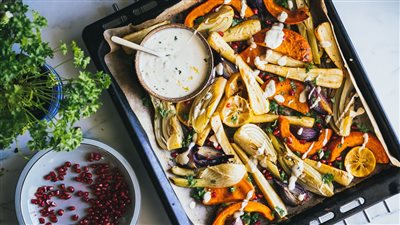 طريقة عمل صينية خضار بالفرن مع صوص الطحينة