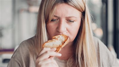 8 خطوات بسيطة للتخلص من الأكل العاطفي