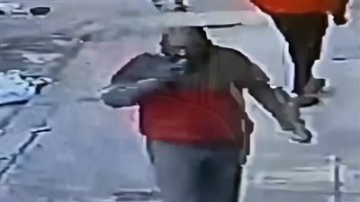 بياكل وماشي بمنتهى الهدوء، أول فيديو لسفاح كرموز بعد قتل أطفاله الـ 4 في الملاحات