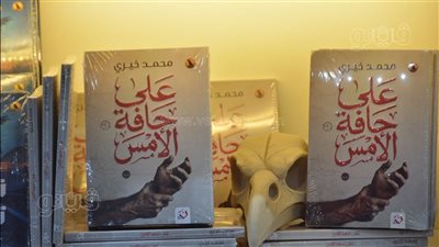 أغرب دعاية في معرض القاهرة للكتاب، غربان وهياكل عظمية تروج للكتب (صور)