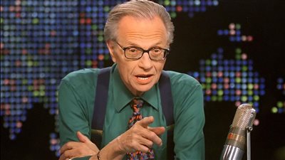 في ذكرى وفاته، لاري كينج صوت التلفزيون الأمريكي الذي أعاد تعريف فن الحوار