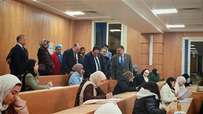 رئيس جامعة القاهرة يتفقد سير امتحانات الفصل الدراسي الأول في يومها الختامي