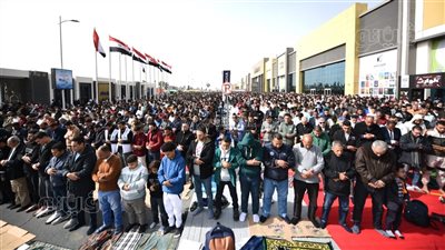 زحام شديد أثناء إقامة شعائر صلاة الجمعة داخل معرض القاهرة الدولي للكتاب (صور)