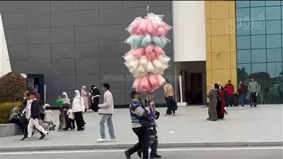 الواحدة بـ 30 جنيها، باعة غزل البنات يتجولون في أروقة معرض القاهرة للكتاب (فيديو)