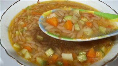 طريقة عمل شوربة اللسان عصفور بالخضار، لذيذة ومغذية في الشتاء 