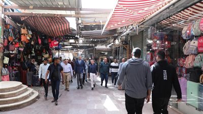 محافظ أسوان يقود حملة مفاجئة لإعادة الانضباط ورفع الإشغالات بالشوارع والأسواق (صور)