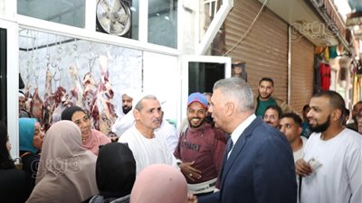 محافظ أسوان يتفقد المخابز والأسواق 