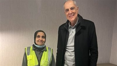 تكريم خاص لعاملة النظافة بالأهرامات، «أوراسكوم بيراميدز» تكافئ منى عبد الرازق ماديًّا ومعنويًّا