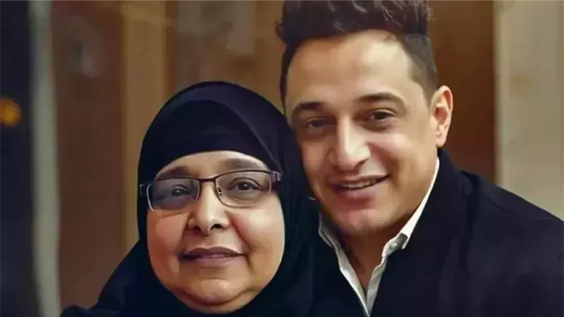 رضا البحراوي ووالدته،