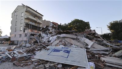 شعر به سكان إسطنبول وإزمير وولايات أخرى، زلزال قوي يضرب شمال غربي تركيا