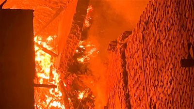 الحماية المدنية تدفع بـ 4 سيارات إطفاء لإخماد حريق منزل مهجور بالمحلة 