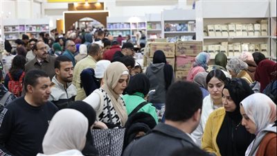تخفيضات 20%، إقبال جماهيري كبير على جناح هيئة الكتاب