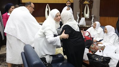 أول أفواج معتمري لجنة النشاط الرياضي بمطار القاهرة تغادر لأداء المناسك 