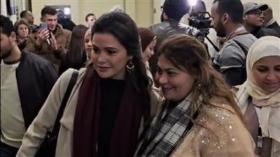 جمهور معرض الكتاب يلتقط صورا تذكارية مع يسرا اللوزي (فيديو)