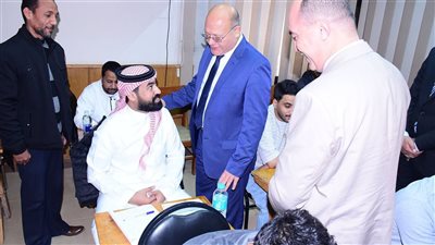 رئيس جامعة سوهاج يتفقد امتحانات الماجستير للطلاب الوافدين بكلية الدراسات العليا 