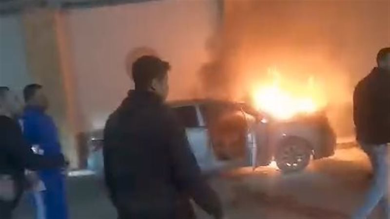 حريق في سيارة أمام