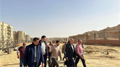 مسؤولو الإسكان يتابعون مشروعات المرافق والبنية الأساسية في حدائق أكتوبر