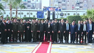 محافظ البحيرة تضع إكليلا من الزهور على النصب التذكاري لشهداء الشرطة