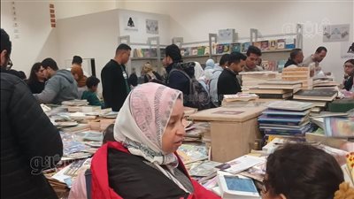 أسعار تبدأ من 2 جنيه، جناح الكتاب المخفض يجذب جمهور معرض القاهرة (صور)
