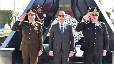 محافظ الفيوم يضع إكليلا من الزهور على النصب التذكاري احتفالا بعيد الشرطة 74 