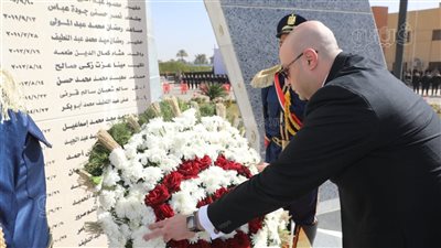 محافظ بني سويف يضع إكليل الزهور على نصب الشهداء احتفالا بعيد الشرطة
