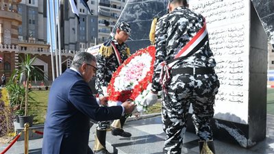 محافظ الدقهلية يضع إكليل الزهور على النصب التذكاري للشهداء احتفالًا بعيد الشرطة الـ74
