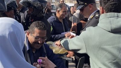 بالورد والشيكولاتة، شرطة الدقهلية تحتفل بعيدها في شوارع المنصورة (صور) 