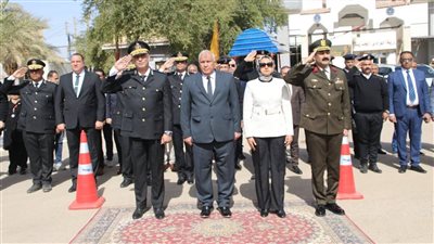 في الذكرى الـ74 لعيد الشرطة، محافظ الوادي الجديد يضع إكليلًا من الزهور على النصب التذكاري