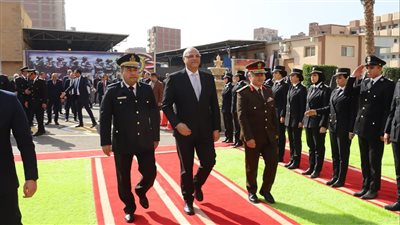 محافظ القليوبية يضع إكليلًا من الزهور على النصب التذكاري لشهداء الشرطة