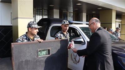 محافظ القليوبية يوزع الورود على رجال الشرطة بالأكمنة والميادين احتفالًا بعيدهم