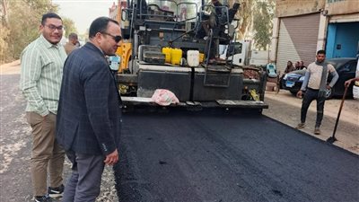 محافظ سوهاج يتابع أعمال رصف طرق سفلاق وساقلتة (صور)