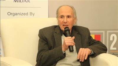 الشاعر جمال القصاص ينفي شائعات حول ندوته بمعرض الكتاب