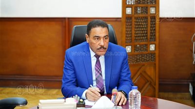 محافظ مطروح يناقش مقترحات حل أزمات التأمين الصحي وتخفيف معاناة المرضى