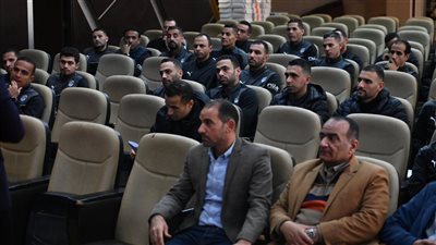 أوسكار رويز يعقد اجتماعًا فنيًا مع الحكام (صور)