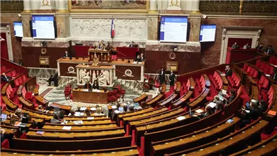 البرلمان الفرنسي يقر قانون حظر وسائل التواصل لمن هم أقل من 15 عاما وماكرون يعلق
