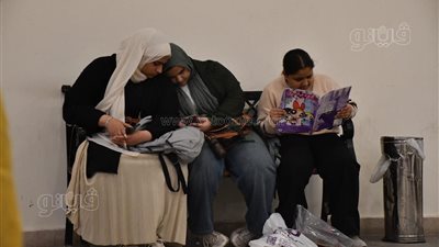 نقيضان على كنبة واحدة، طفلة تتحدى 