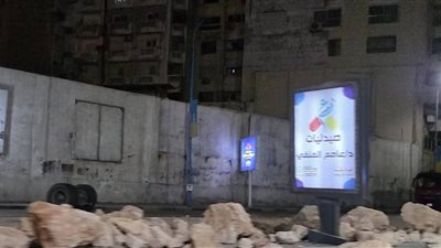 بعد تعطل ساعات، إزالة آثار سقوط حمولة سيارة نقل وعودة السيولة المرورية بكورنيش الإسكندرية