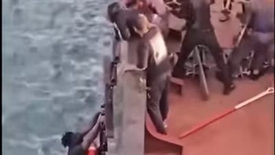 سبح 24 ساعة بين الجثث، لحظة إنقاذ مصري لمهاجر من الموت غرقًا في البحر (فيديو) 