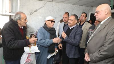 جولة مفاجئة لمحافظ الشرقية على عيادات المبرة للتأمين الصحي بالزقازيق 