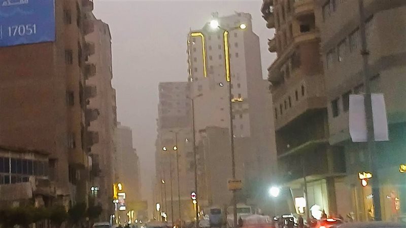 عاصفة ترابية تضرب