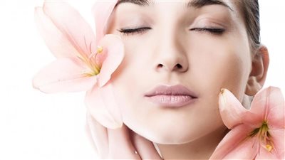 العناية الطبيعية ببشرة الأمهات المُرهَقة في إجازة نصف السنة